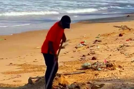 Người nước ngoài quay clip tố nhân viên khu du lịch chôn rác trên bãi biển 