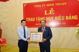 Trao tặng Huy hiệu 40 năm tuổi Đảng cho nguyên Phó Chánh án TAND tối cao