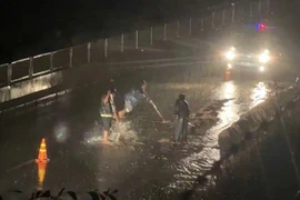 Cát bất ngờ tràn ra cao tốc Vĩnh Hảo-Phan Thiết gây kẹt xe