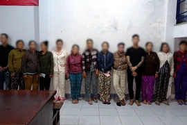 Công an mật phục, bắt quả tang 11 'quý bà' đang đánh bạc
