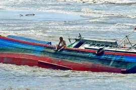 Lâm Đồng: 15 phút 3 tàu cá gặp nạn và người đàn ông ngồi trên mạn tàu giữa cửa biển