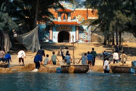 Chiếu phim 'Truy tìm long diên hương' miễn phí để tri ân bà con trước lăng Ông Nam Hải