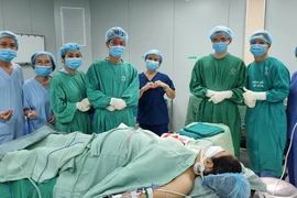 Kỳ tích y học: BS Võ Thái Trung 'phù thủy' vi phẫu và lời hứa với sản phụ mang song thai