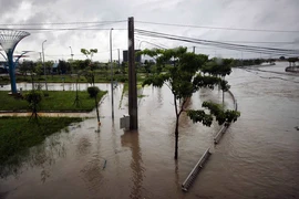 Lâm Đồng: Mưa lớn, hồ sông Quao xả lũ, nước ngập khắp nơi