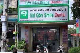 Lật tẩy chuỗi phòng khám nha khoa toàn bác sĩ dỏm, hàng trăm người già sập bẫy