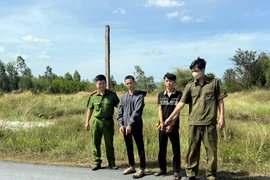 Bị truy gắt gao, cặp đôi cướp giật ra đầu thú