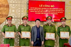 Khen thưởng 4 công an xã phá nhanh vụ cướp tài sản tại Thế giới Di động