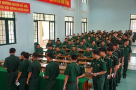 Xúc động hình ảnh chiến sĩ trẻ lần đầu cầm lá phiếu cử tri nơi biên cương 