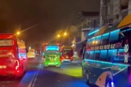 Xử phạt 2 lái xe vượt ẩu tại nơi cấm vượt do người dân quay clip phản ánh