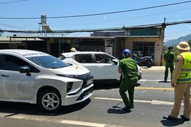 Chồng lái ô tô rượt đuổi, dùng xà beng đập phá taxi chở vợ trên Quốc lộ 20