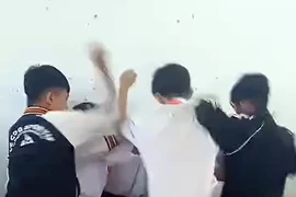 Học sinh lớp 8 bị đánh hội đồng ngay tại phòng học