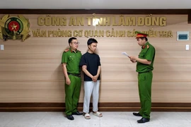 Bỗng dưng nợ 1,7 tỉ đồng vì cho nhân viên ngân hàng mượn điện thoại