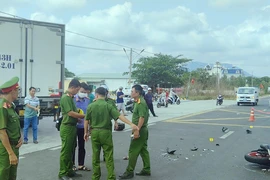 Va chạm xe tải đông lạnh trên Quốc lộ 1, hai người thương vong