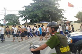 Hàng trăm học viên thoát khỏi trại cai nghiện, “diễu hành” ngoài phố