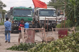 Bức xúc xe ben chở đá phá đường, dân chặn xe