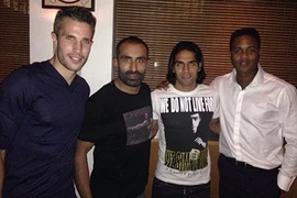 Van Persie mời Falcao ăn đêm mừng đại thắng