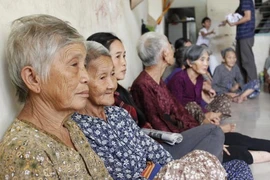 Dân số già tăng gánh nặng y tế
