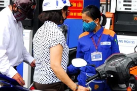 12 lần giảm giá liên tục, giá xăng chỉ còn 17.800 đồng/lít