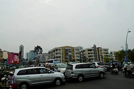 Người dân đổ xô xem cháy, giao thông ùn tắc trầm trọng