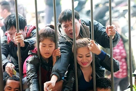 CĐV khổ sở chen nhau mua vé xem trận Hải Phòng - HA Gia Lai