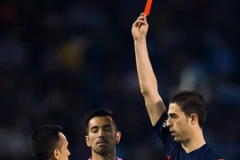 Cầu thủ ném… cỏ vào mặt sao Barcelona bị cấm thi đấu 1 trận