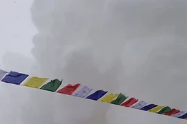Clip: Thoát chết sau trận lở tuyết trên đỉnh Everest