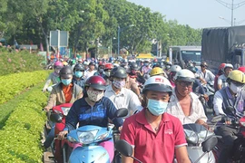 Người Sài Gòn toát mồ hôi đến chỗ làm sau kỳ nghỉ lễ