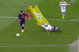 Ảnh chế hài hước pha qua người của Messi khiến Boateng trượt ngã