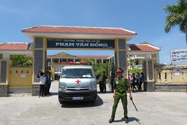 Xe cấp cứu đến điểm thi đưa thí sinh đi nhập viện