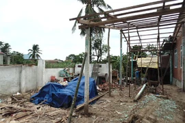 Mưa giông, lốc xoáy bất ngờ, 99 căn nhà bị hư hỏng