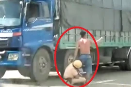 Xuất hiện clip CSGT Võ Văn Thoại ôm chân tài xế
