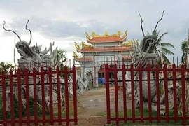 Không có chuyện Hoài Linh bị dỡ nhà thờ tổ sân khấu