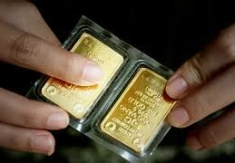 Giá vàng trong nước gần bằng thế giới