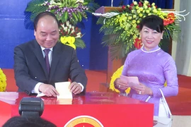 Thủ tướng Nguyễn Xuân Phúc cùng phu nhân bỏ phiếu tại Hải Phòng