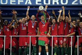 Ronaldo bật khóc, Eder hóa người hùng, Bồ Đào Nha vô địch Euro 2016