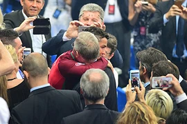 Ronaldo ôm Sir Alex tri ân trong ngày hạnh phúc nhất đời