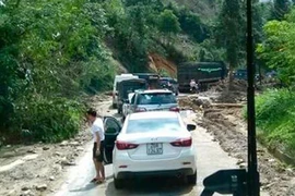 Lào Cai: Kẹt xe kéo dài ở Sapa do mưa lũ