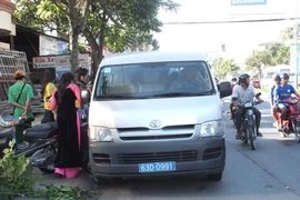 Xe công an chờ kết thúc lễ để đưa nhà trai về tận nhà