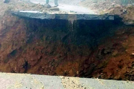Hàng trăm hộ dân bị cô lập vì đường bị... đứt đoạn 