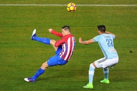 Xem Torres lập siêu phẩm khó tin