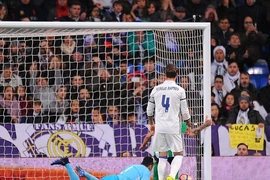 Thủ môn Real Madrid 2 lần dùng tay đẩy bóng về lưới nhà