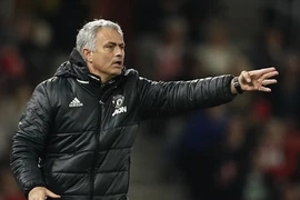 Sốc: Mourinho cầu xin đối thủ nhẹ tay với MU