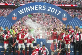 Chelsea hỏng cú đúp vì chiếc thẻ đỏ của Moses
