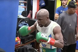 Mayweather đổ máu trước trận quyền Anh lạ nhất lịch sử
