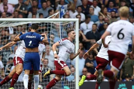 Nhận 2 thẻ đỏ, Chelsea thua sốc ngay trên sân nhà