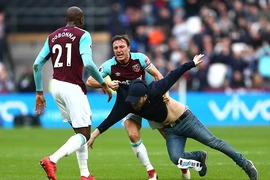 Toàn cảnh vụ Fan WestHam tràn xuống SVĐ London làm loạn