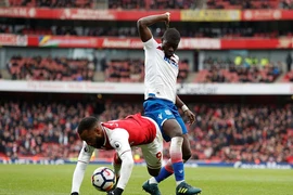 Tranh cãi Lacazette dùng tay ôm bóng, Arsenal hưởng 11m