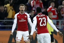 Arsenal, Atletico suýt bị loại, Marseille ngược dòng kinh điển