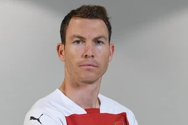 Bản hợp đồng đầu tiên của Arsenal là với... 'ông già' 34 tuổi