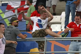 World Cup chưa đến, hooligan Nga đã 'dọa xử' fan Anh